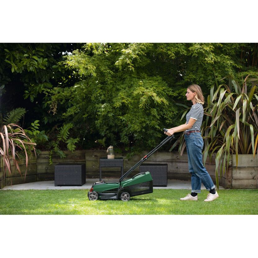 Person mäht Rasen mit CityMower 18V-32-300