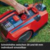 Person stellt die Schnitthöhe am Mähroboter ein.