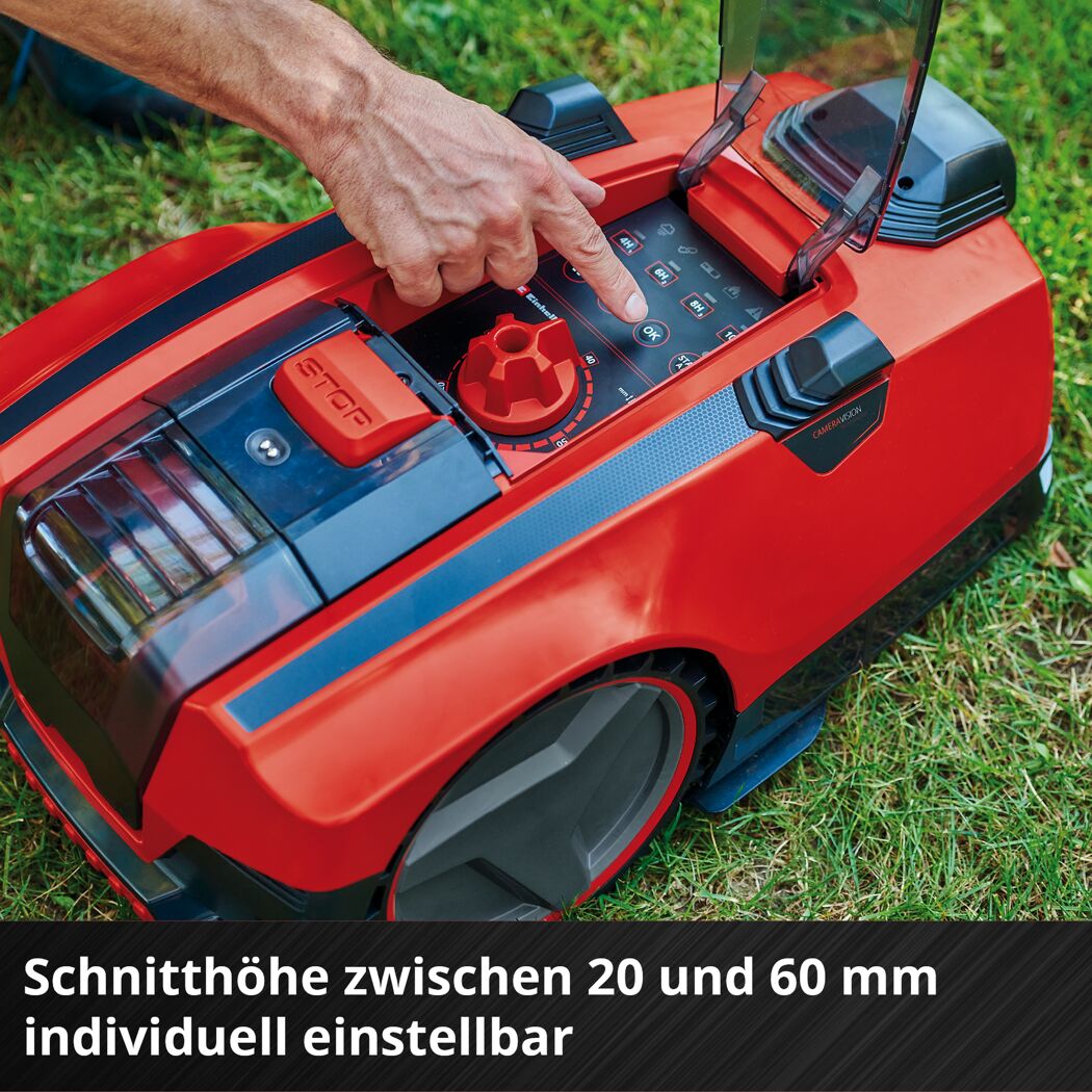 Person stellt die Schnitthöhe am Mähroboter ein.