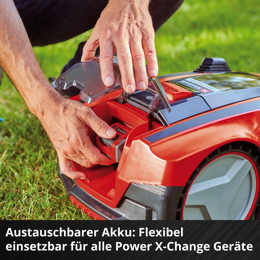 Person tauscht Akku eines Mähroboters