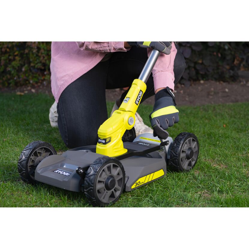 Person justiert einen Akku-City-Mäher von Ryobi.