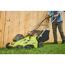 Person mäht Rasen mit RYOBI Akku-Rasenmäher.