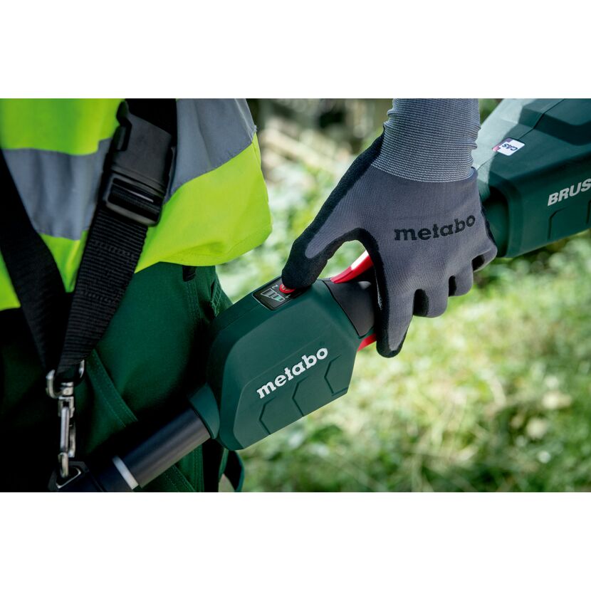 Person verwendet einen Freischneider-Aufsatz von Metabo.