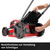 Person bedient Mulchfunktion am Akku-Rasenmäher