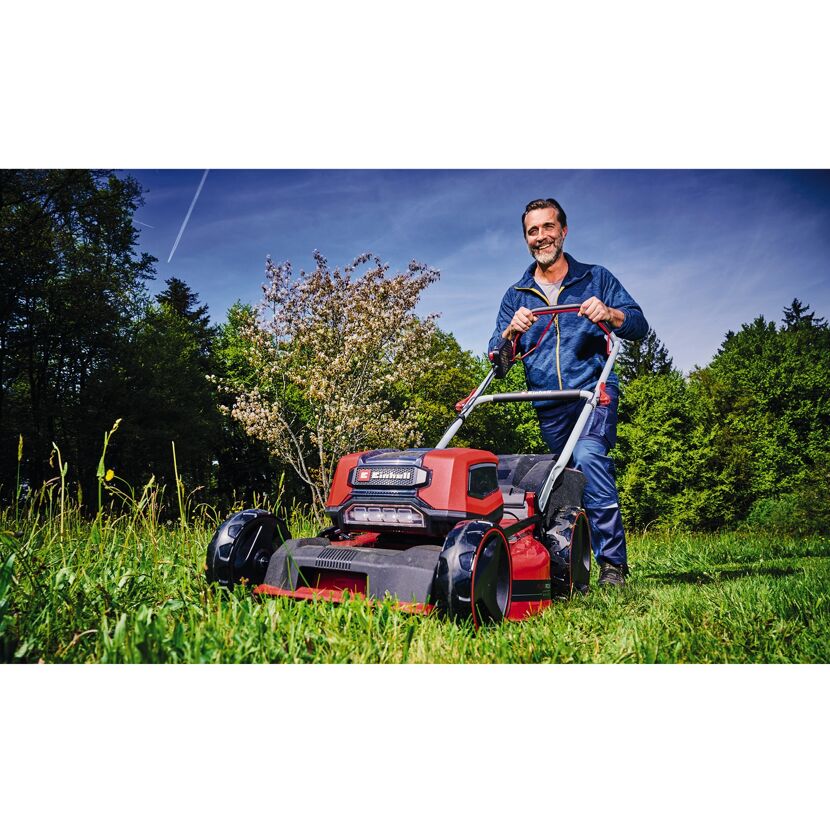 Person mäht Rasen mit einem Einhell Akku-Mäher.