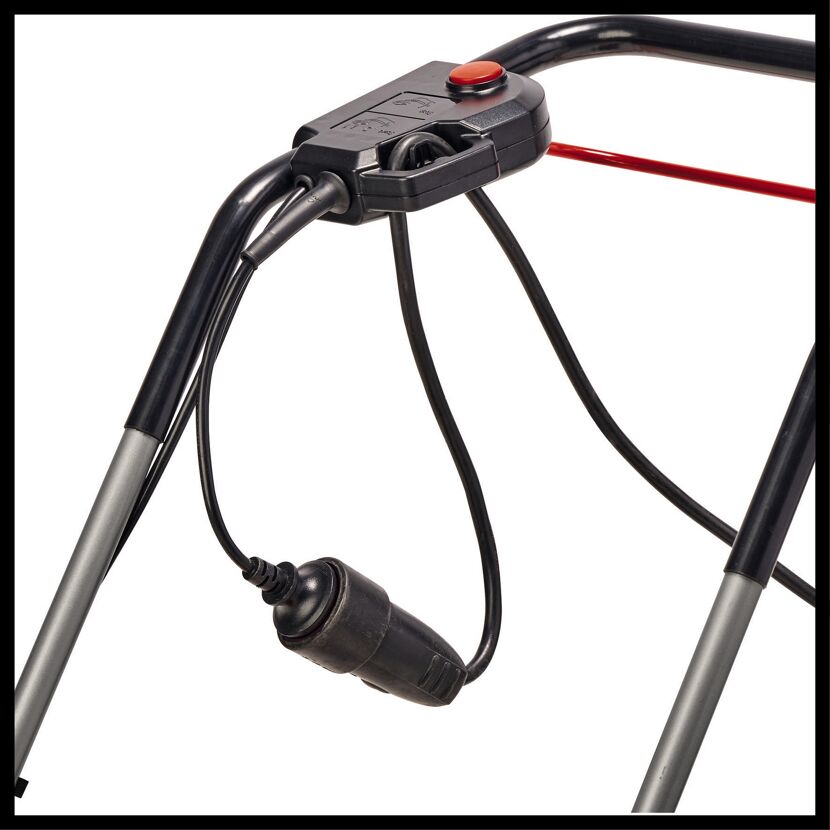 Handgriff eines Elektromähers mit Anschlusskabel und rotem Sicherheitsschalter.