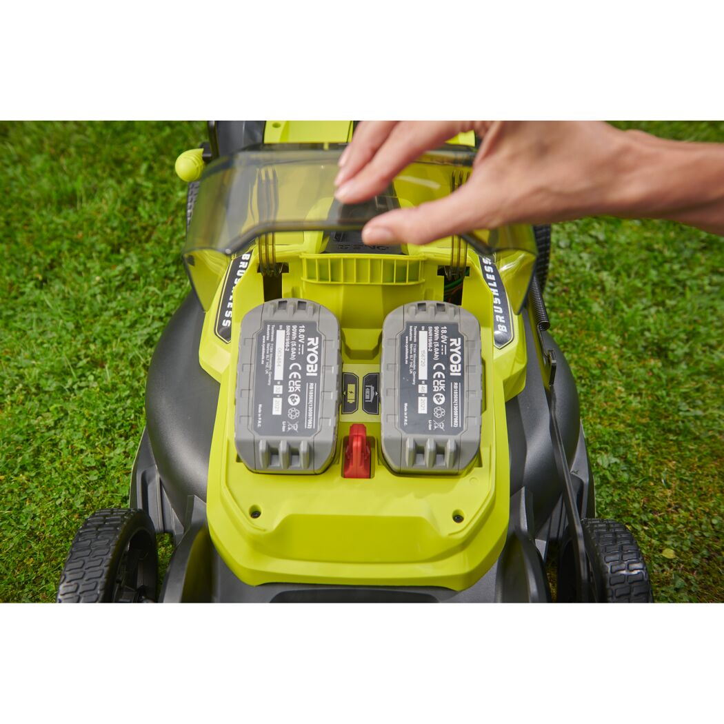 Akku-Rasenmäher 'ONE+ RY18LMX40C-240' 18 V mit 2 Akkus, bis 500 m²