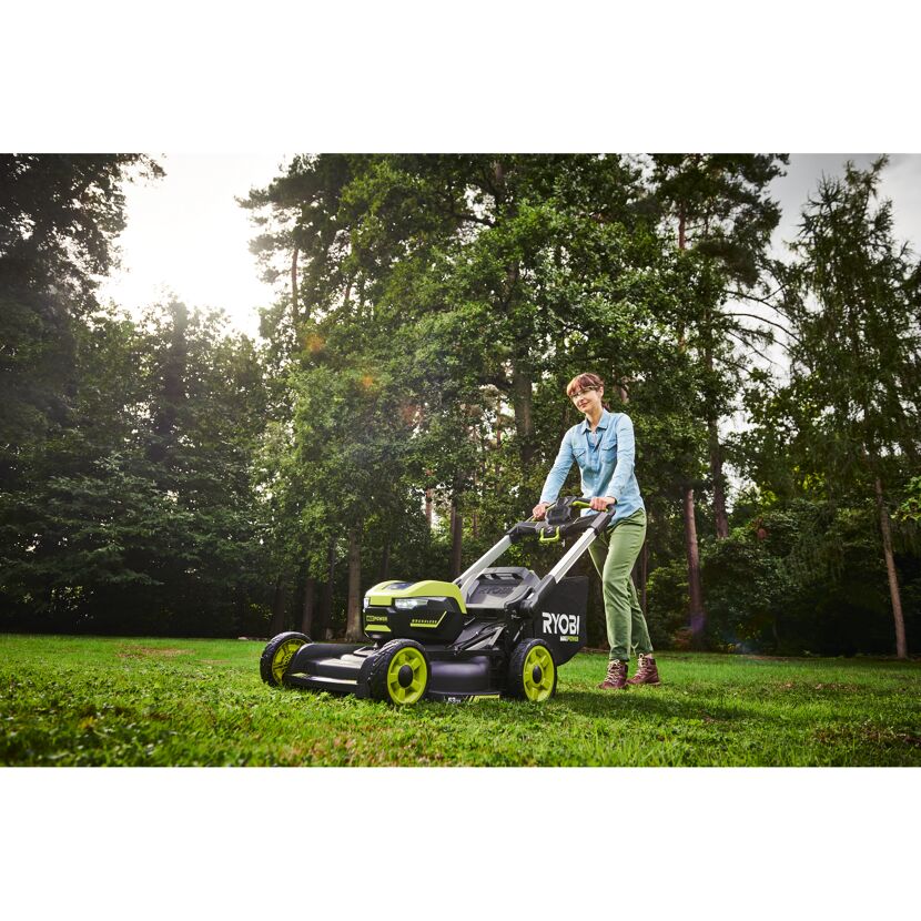 Person mäht Rasen mit RYOBI Akku-Rasenmäher