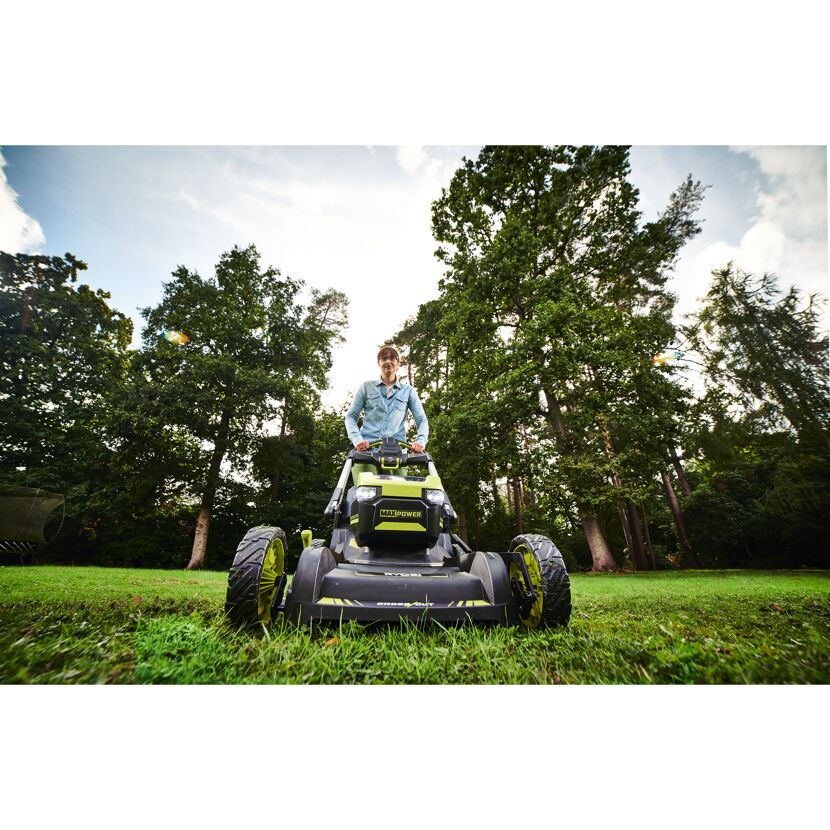 Person beim Rasenmähen mit einem Akku-Rasenmäher