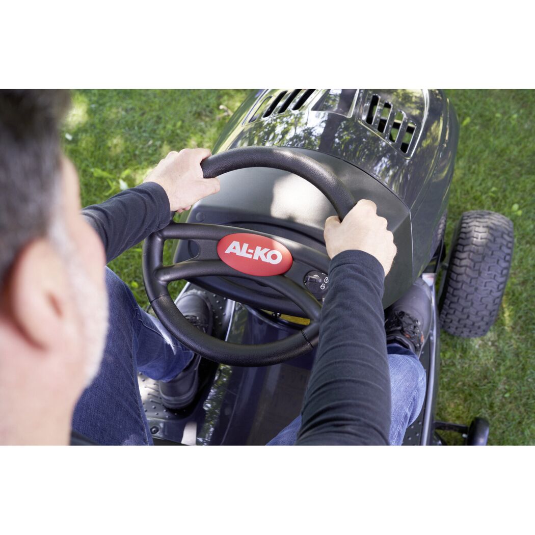 Person beim Fahren eines AL-KO Rasentraktors