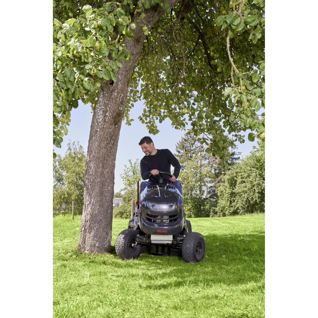 Person mäht Rasen mit AL-KO Rasentraktor