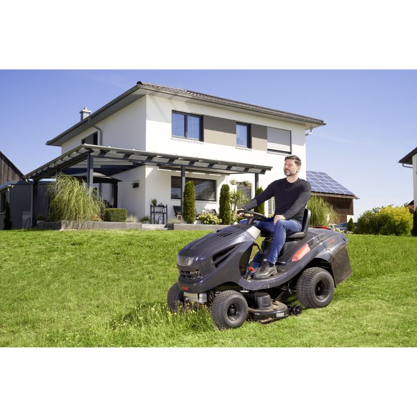 Person mäht Rasen mit AL-KO Rasentraktor
