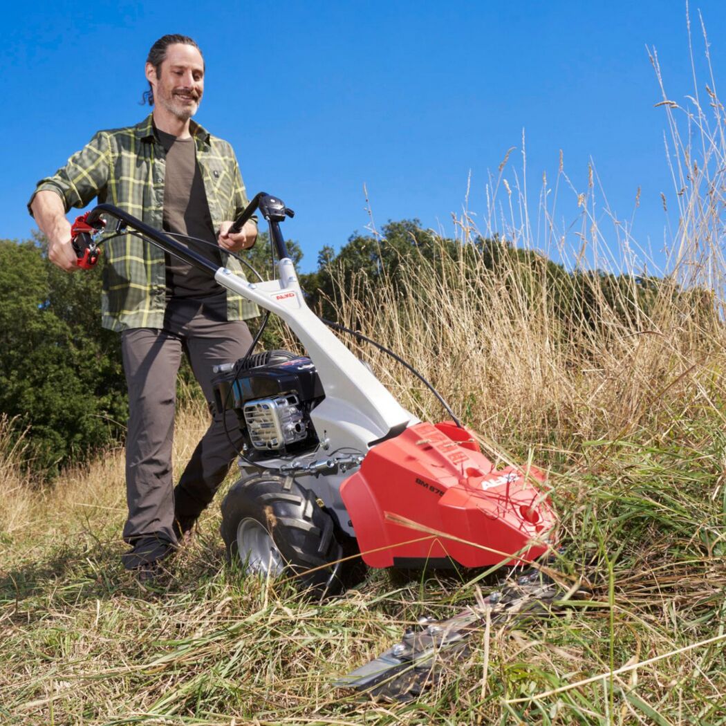 Person mäht mit AL-KO Benzin-Balkenmäher hohes Gras