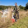 Person mäht hohes Gras mit einem AL-KO Benzin-Balkenmäher.