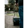 Person verwendet Gartenwalze