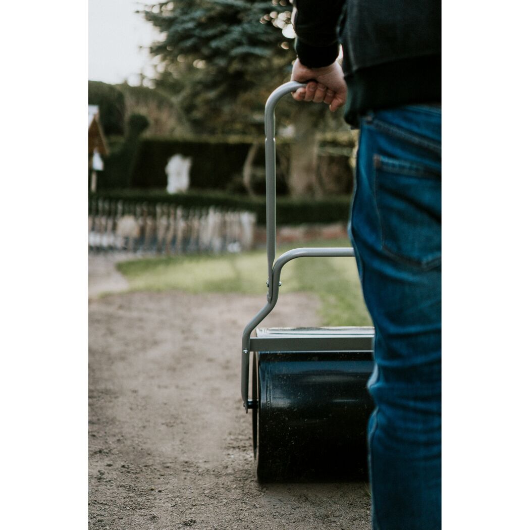 Person verwendet Gartenwalze