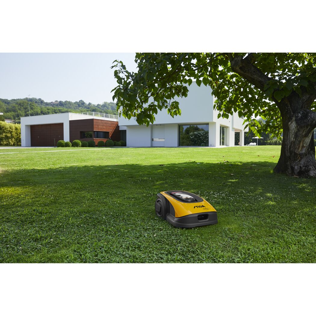 Rasenroboter auf grünem Rasen