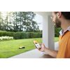 Person steuert Rasenroboter mit Smartphone