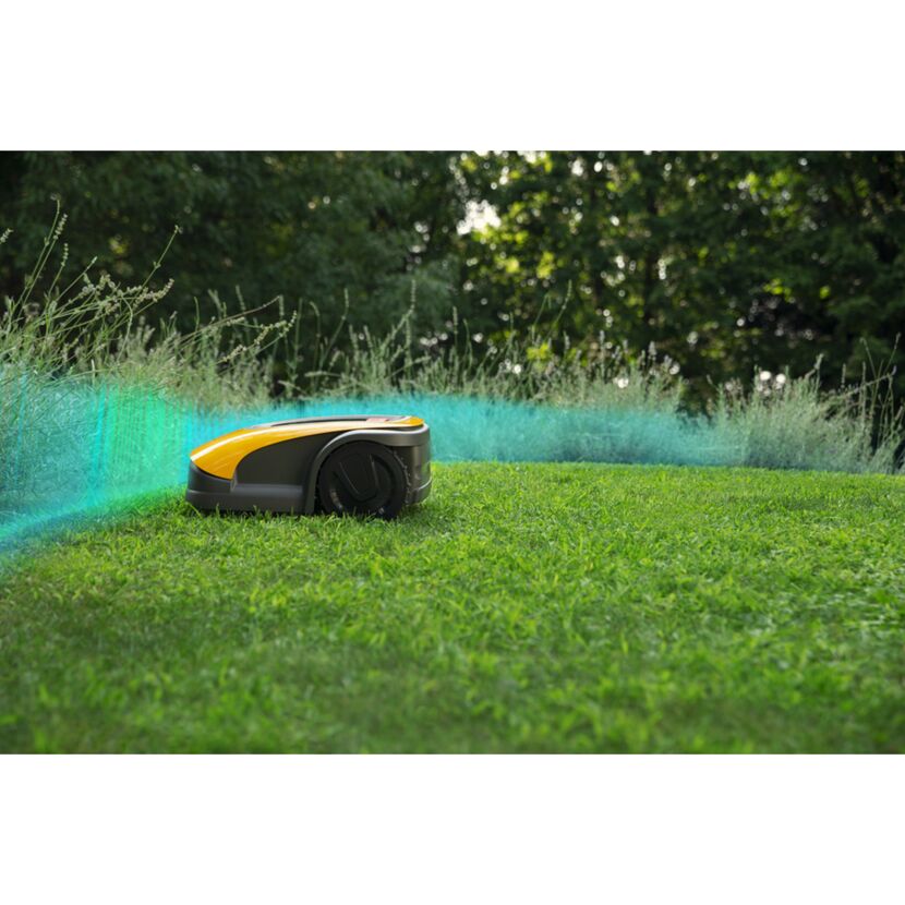 Rasenroboter mäht Rasen
