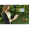 Person steuert Rasenroboter per App
