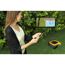 Person steuert Rasenroboter per App
