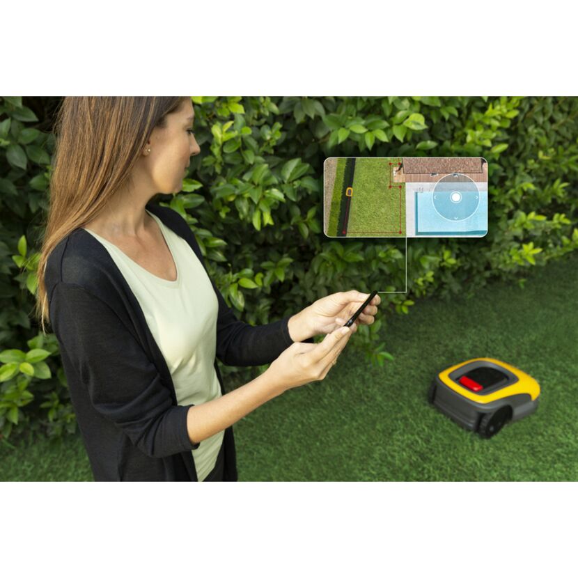 Person steuert Rasenroboter per App
