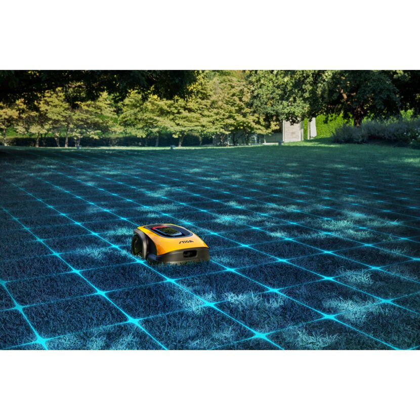Rasenroboter auf gemähtem Rasen