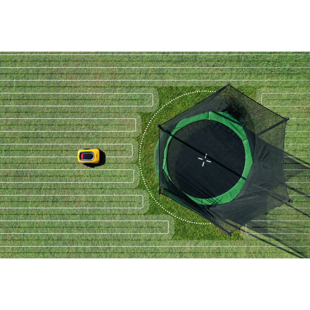 Rasenroboter mäht um Trampolin