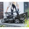 Person stellt Benzin Rasenmäher ab