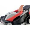Person schiebt Elektro-Rasenmäher