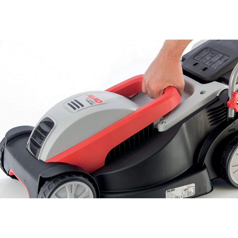 Person schiebt Elektro-Rasenmäher