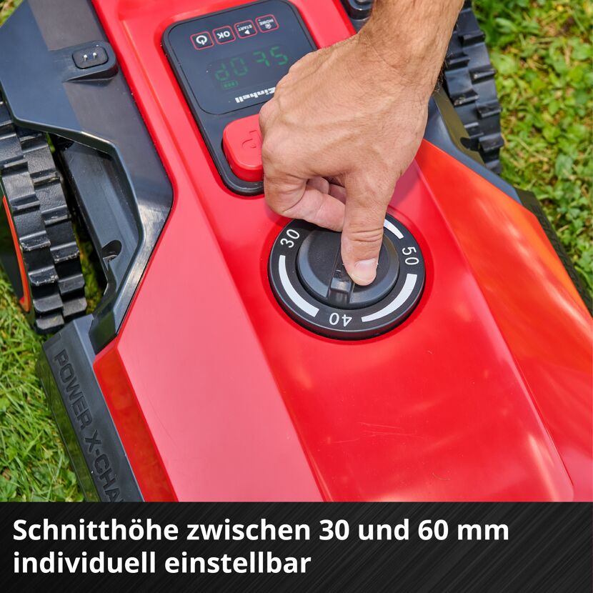 Person stellt Schnitthöhe an Rasenmähroboter ein