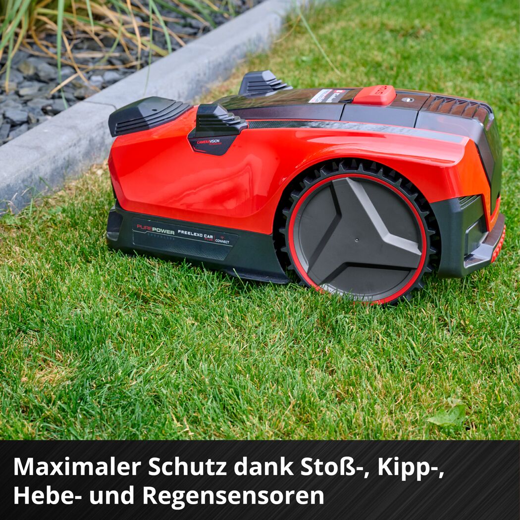 Mähroboter auf grünem Rasen