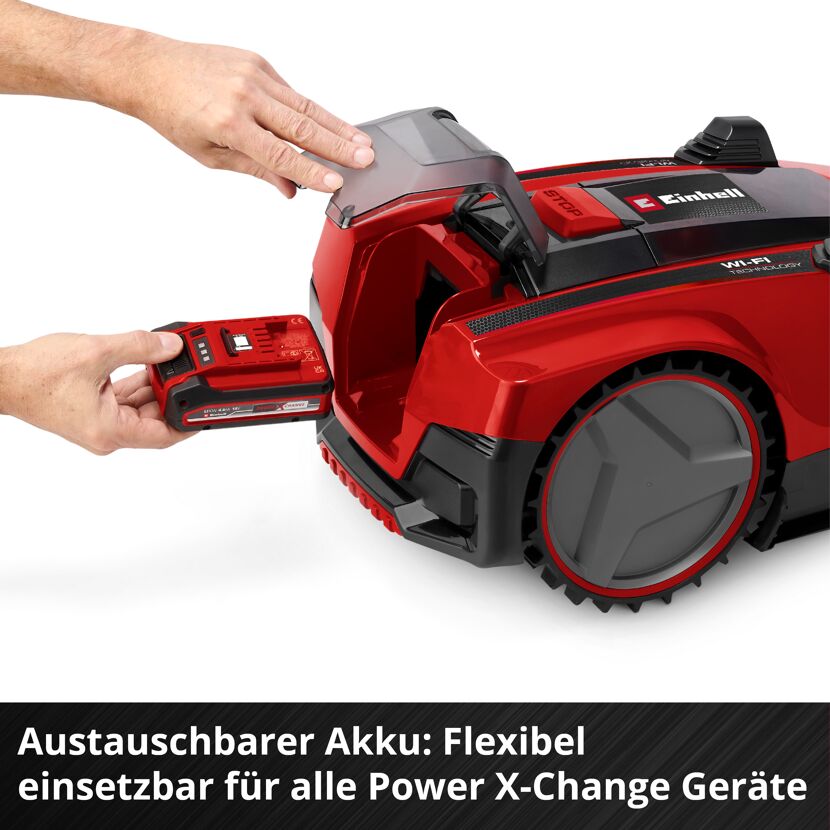 Person setzt Akku in Mähroboter ein