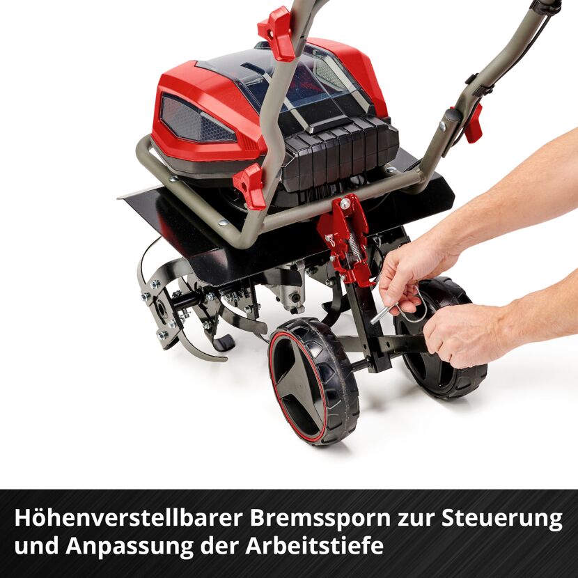 Person stellt mit einem Splint die Arbeitstiefe einer Bodenhacke ein