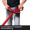 Person hält Akku-Rasentrimmer