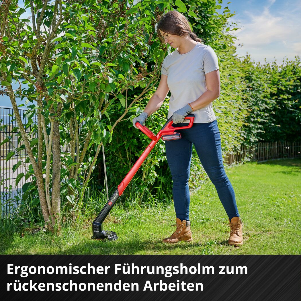 Person trimmt Rasen mit Rasentrimmer