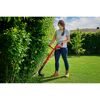 Person trimmt Rasen mit Rasentrimmer