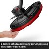 Hand hält Schutzabdeckung für Motorsense