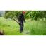 Person mäht hohes Gras mit Akku-Sense