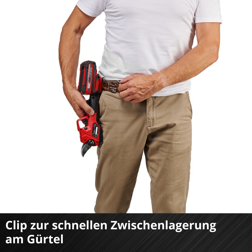 Person hängt Akku-Astschere an Gürtel