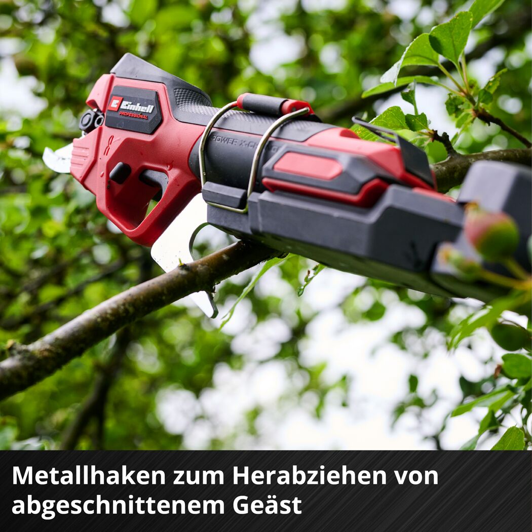 Akku-Teleskop-Astschere beim Schneiden eines Astes