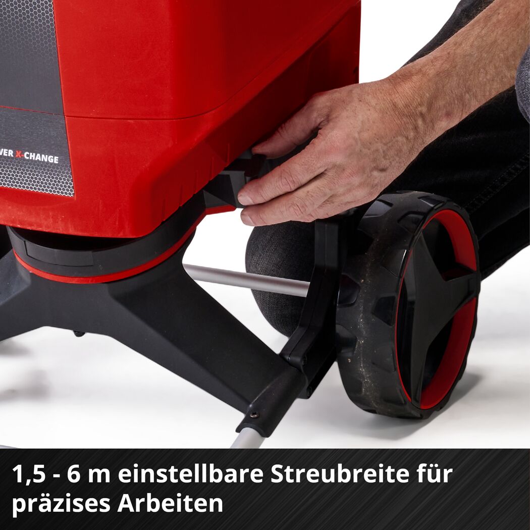 Person stellt Streubreite an einem Streuwagen ein