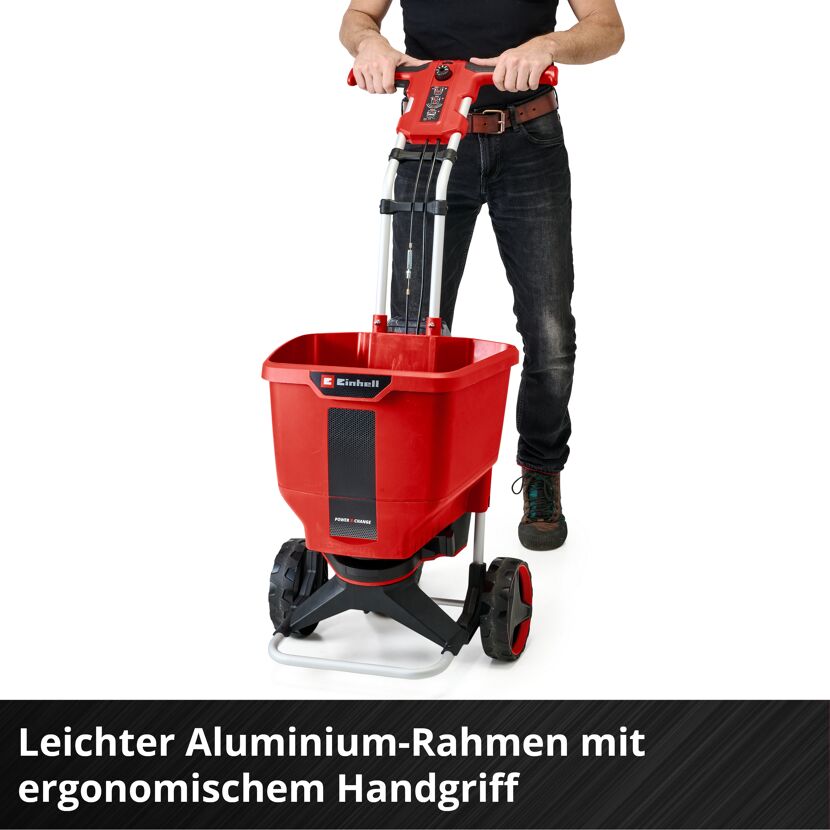 Person schiebt Streuwagen