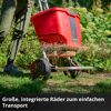 Person verwendet Streuwagen