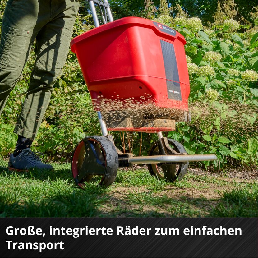 Person verwendet Streuwagen
