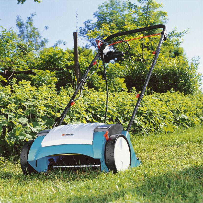 Gardena Elektro-Vertikutierer auf Rasen