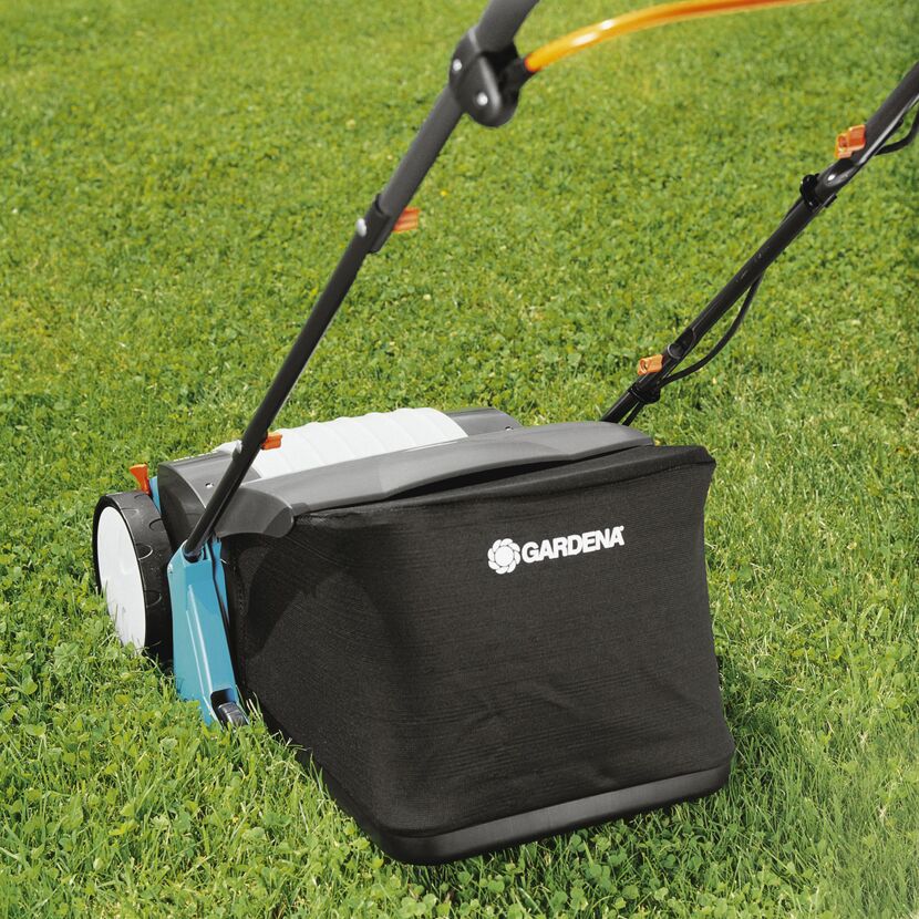GARDENA Elektro-Vertikutierer auf grünem Rasen