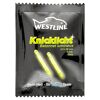Zwei gelbe Knicklichter in einer Verpackung