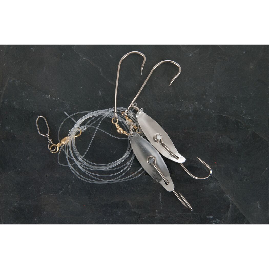 Zwei silberne Fischköder mit Haken und Angelschnur